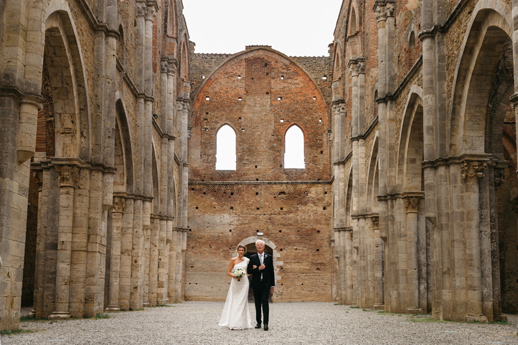 Fotografo Matrimonio Basilica San Galgano Toscana Catherine si avvicina allo sposo con il padre