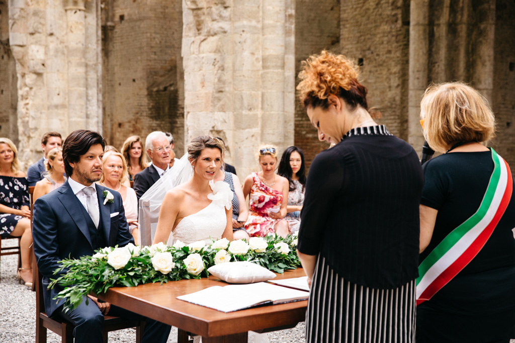 Fotografo Matrimonio Basilica San Galgano Toscana Gli sposi ascoltano l'officiante di nozze
