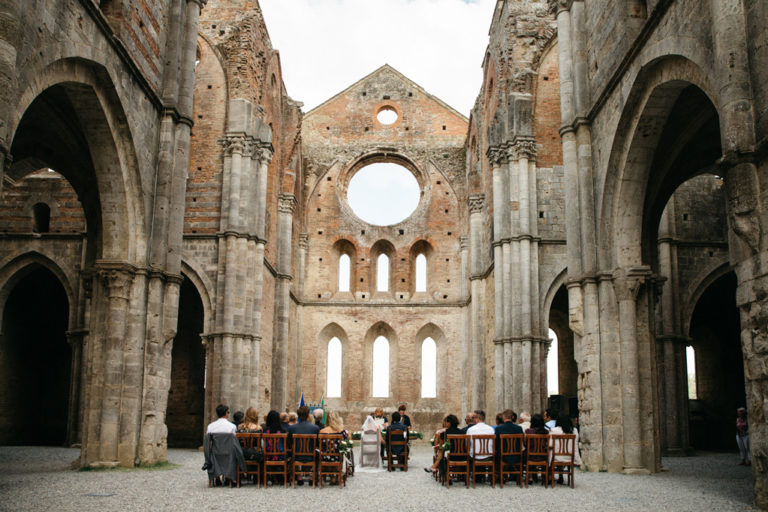 L'intimo matrimonio di Carlos e Catherine all'Abbazia di San Galgano in Toscana