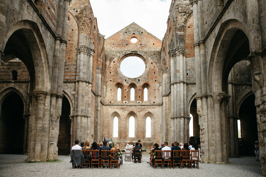 Fotografo Matrimonio Basilica San Galgano Toscana L'intimo matrimonio di Carlos e Catherine all'Abbazia di San Galgano in Toscana