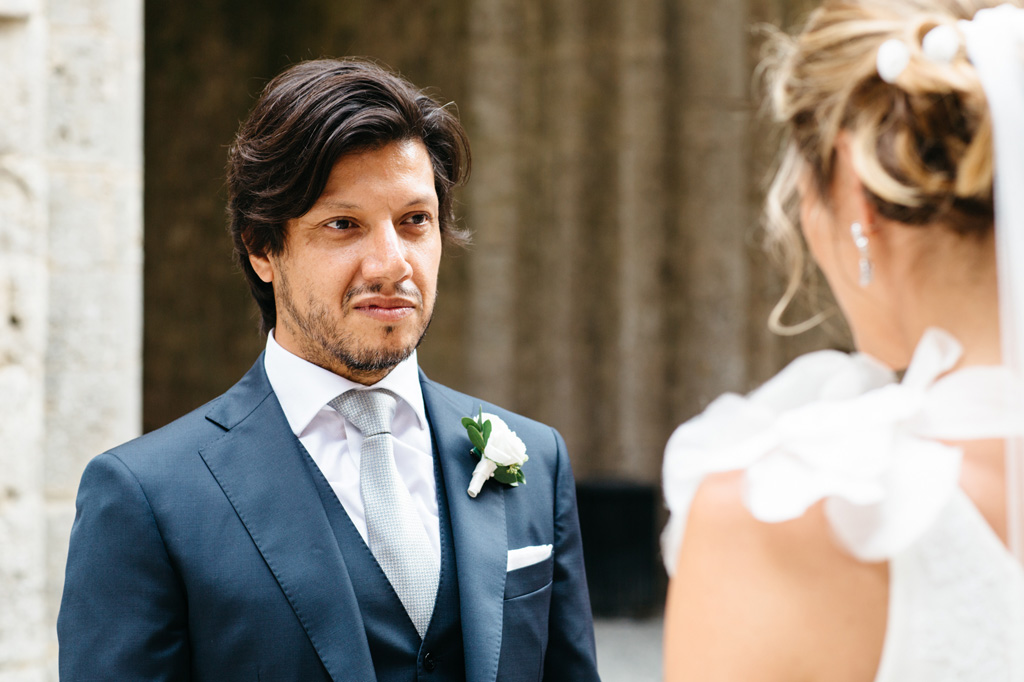 Fotografo Matrimonio Basilica San Galgano Toscana Lo sposo guarda la sposa con aria innamorata mentre lei pronuncia le sue promesse