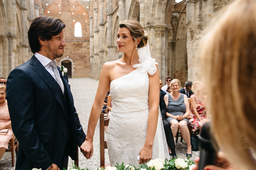 Fotografo Matrimonio Basilica San Galgano Toscana Gli sposi si tengono per mano e si guardano