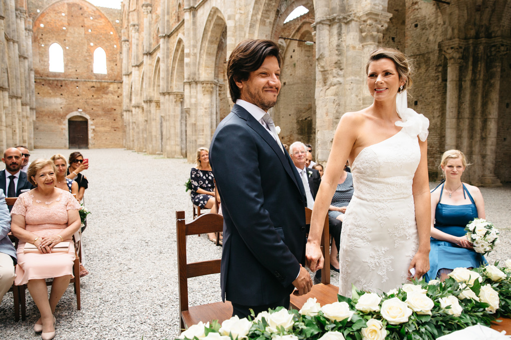 Fotografo Matrimonio Basilica San Galgano Toscana Gli sposi ridono durante la cerimonia civile