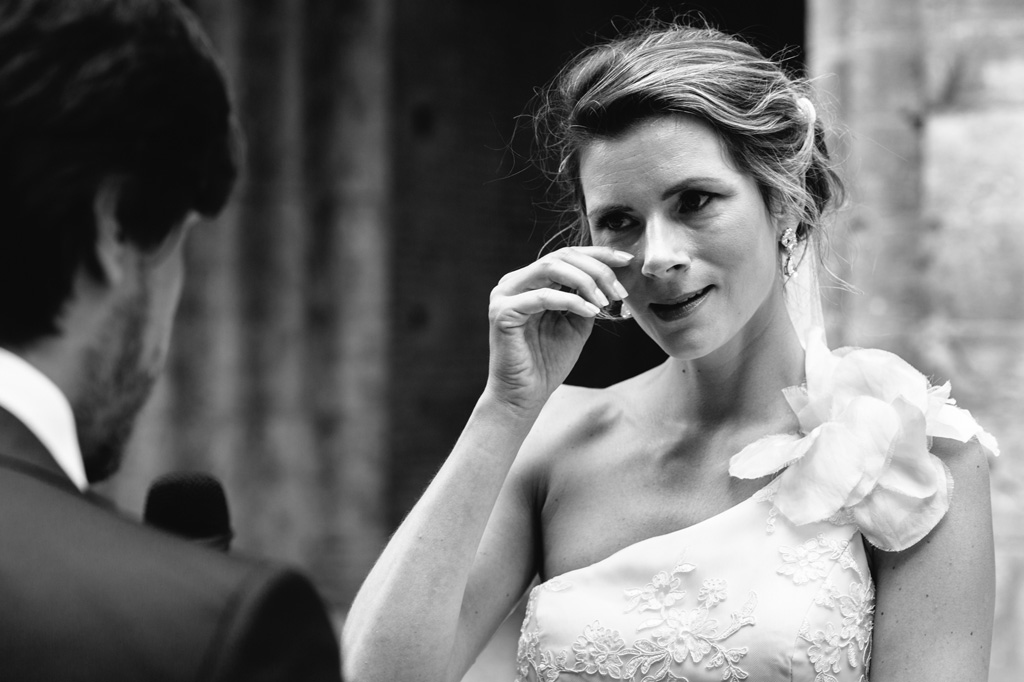 Fotografo Matrimonio Basilica San Galgano Toscana La sposa si commuove ascoltando le promesse del suo uomo