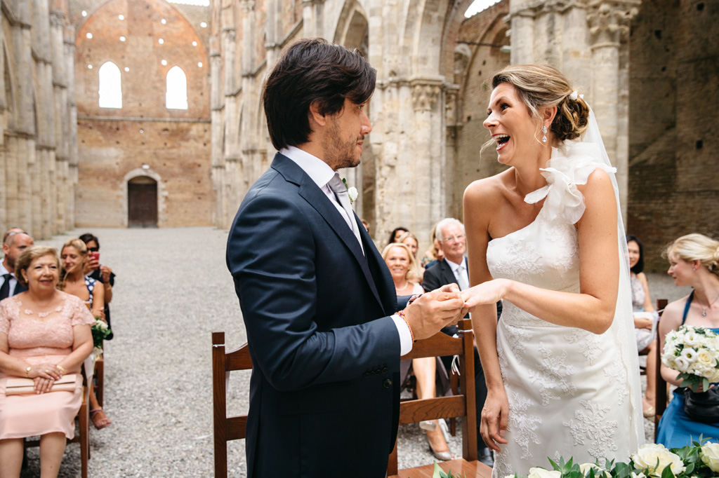 Fotografo Matrimonio Basilica San Galgano Toscana Lo scambio delle fedi nell'Abbazia di San Galgano