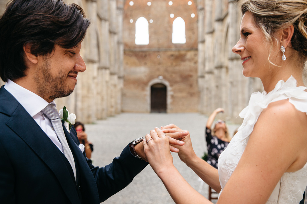 Fotografo Matrimonio Basilica San Galgano Toscana La sposa mette la fede al dito dello sposo