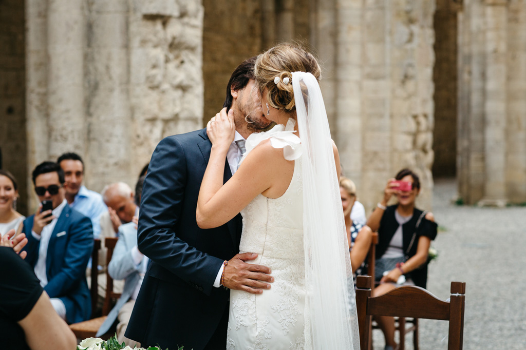 Fotografo Matrimonio Basilica San Galgano Toscana Il primo bacio da marito e moglie di Catherine e Carlos