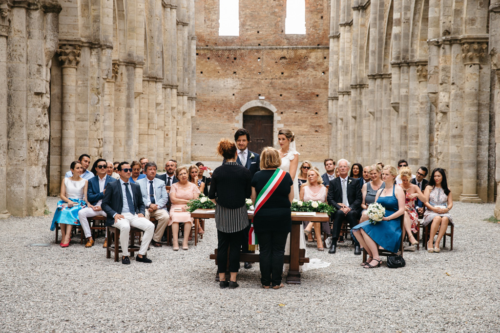 Fotografo Matrimonio Basilica San Galgano Toscana Le officianti concludono il rito civile all'Abbazia di San Galgano