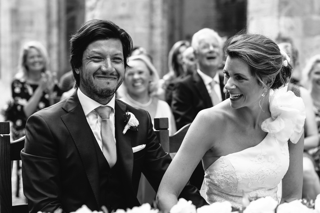 Fotografo Matrimonio Basilica San Galgano Toscana Gli sposi felici ridono dopo la cerimonia