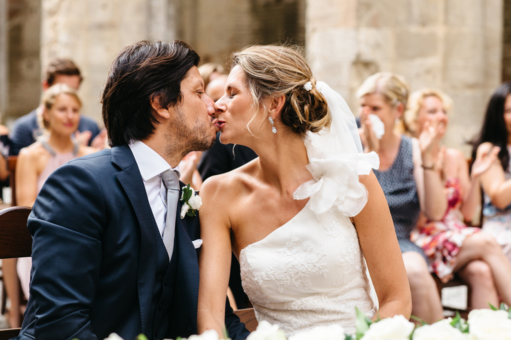 Fotografo Matrimonio Basilica San Galgano Toscana Carlos e Catherine si baciano teneramente all'Abbazia di San Galgano