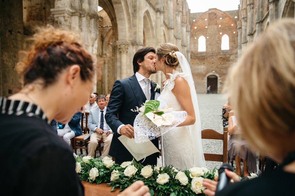 Fotografo Matrimonio Basilica San Galgano Toscana Gli sposi si baciano dopo la conclusione della cerimonia