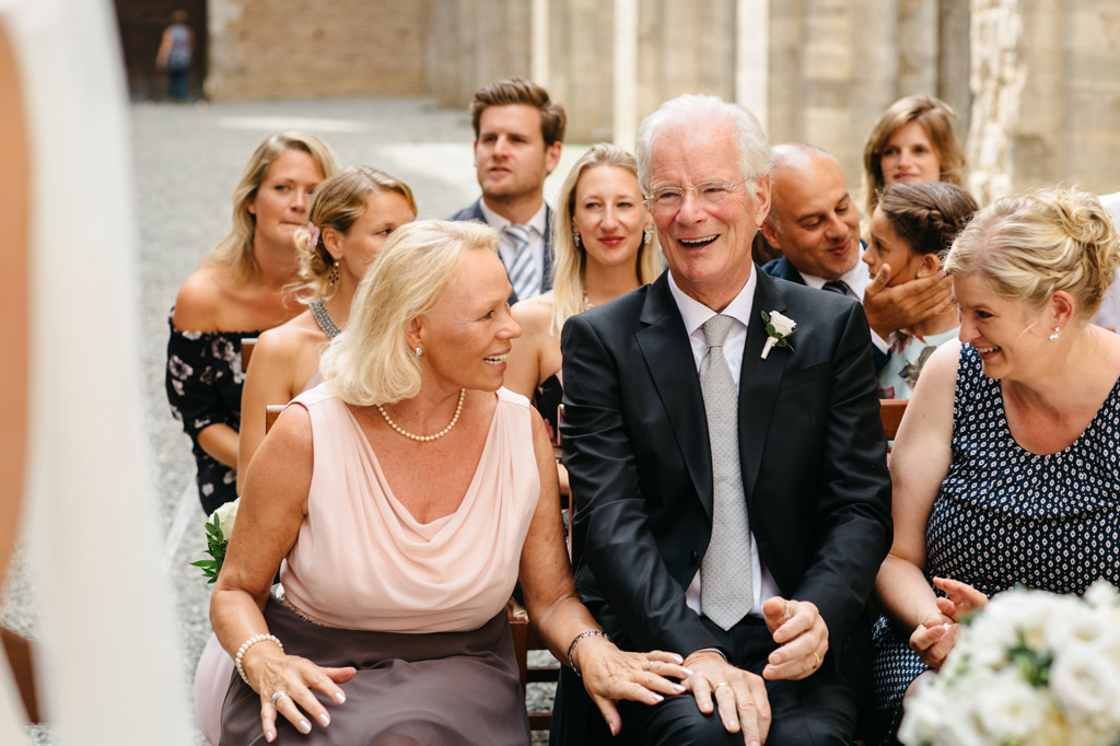 Fotografo Matrimonio Basilica San Galgano Toscana I genitori della sposa ridono alla fine della cerimonia