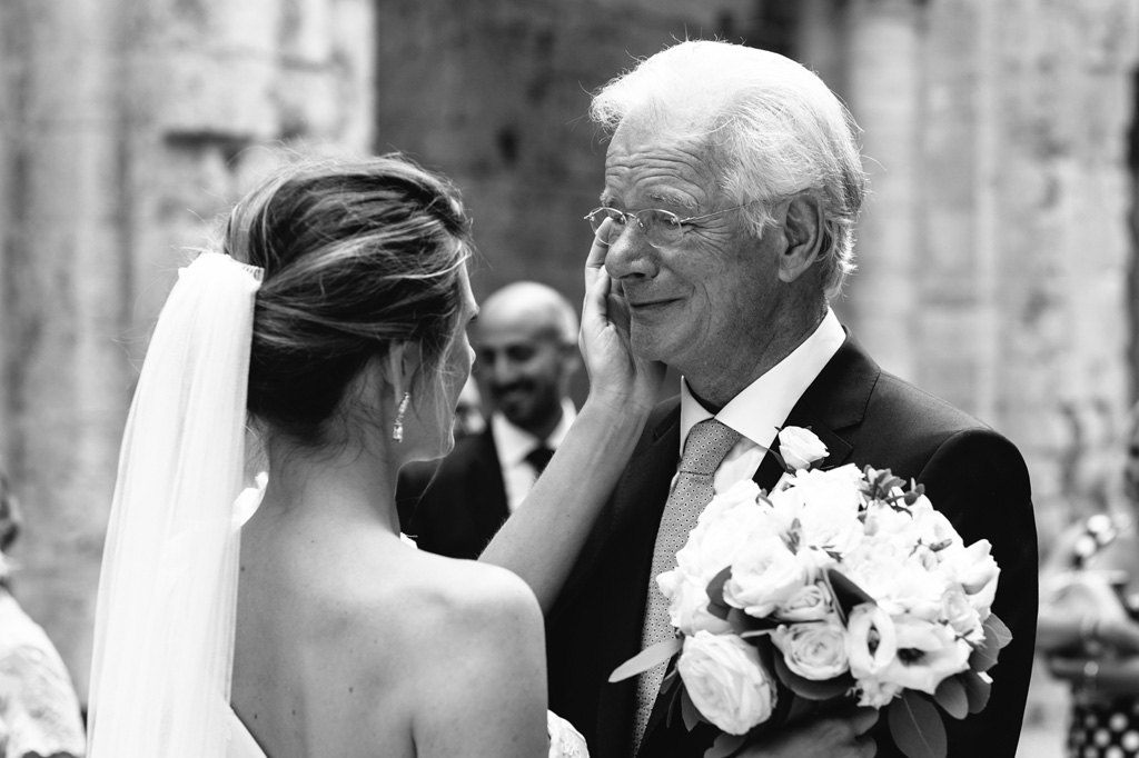 Fotografo Matrimonio Basilica San Galgano Toscana La sposa accarezza il papà commosso