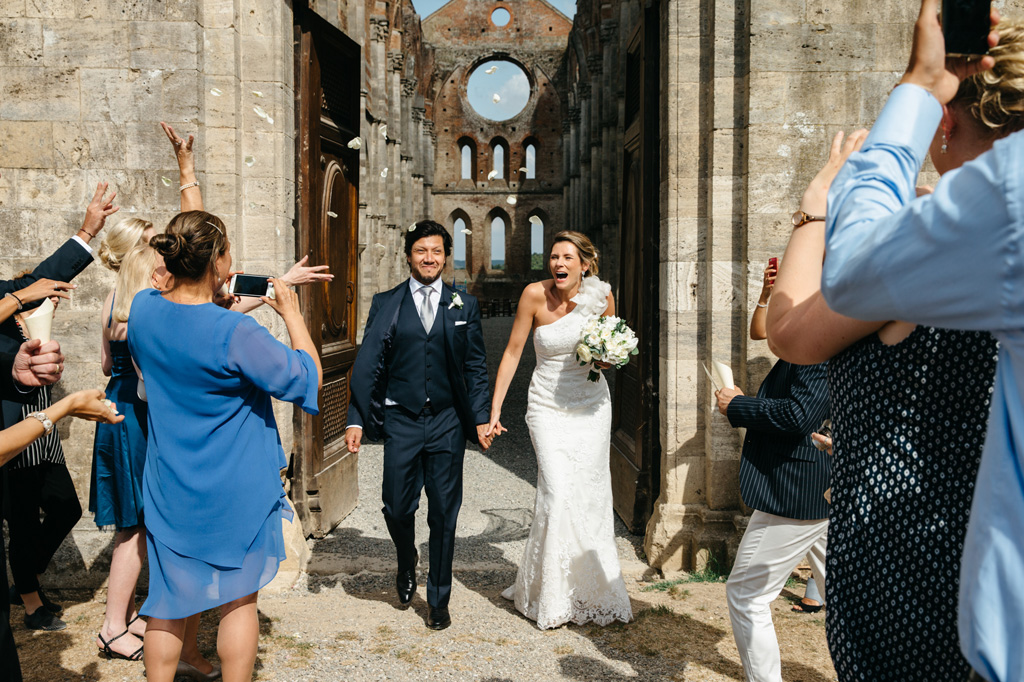 Fotografo Matrimonio Basilica San Galgano Toscana L'uscita degli sposi dalla Abbazia di San Galgano in Toscana