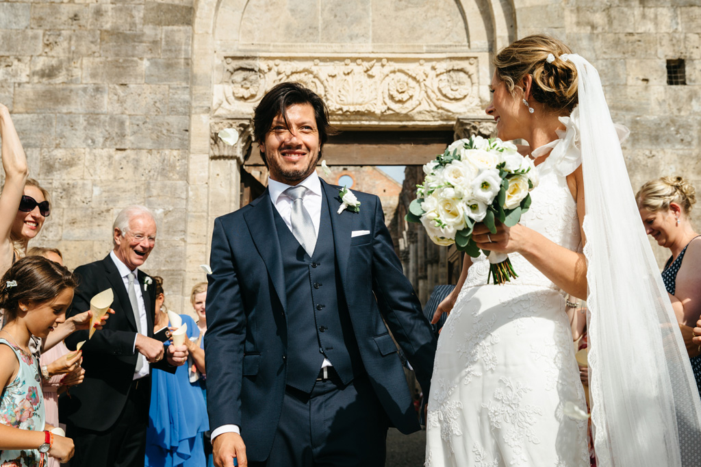 Fotografo Matrimonio Basilica San Galgano Toscana Gli sposi fuori dall'Abbazia di San Galgano