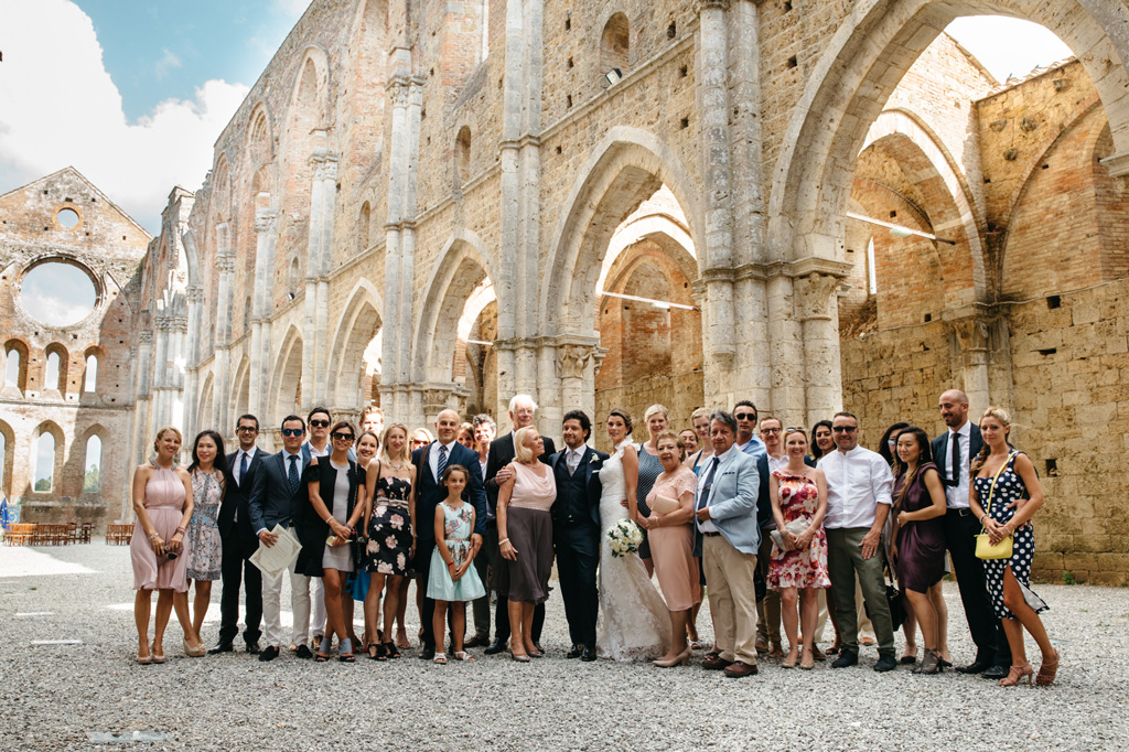 Fotografo Matrimonio Basilica San Galgano Toscana Foto di gruppo con sposi e invitati nell'Abbazia di San Galgano in Toscana