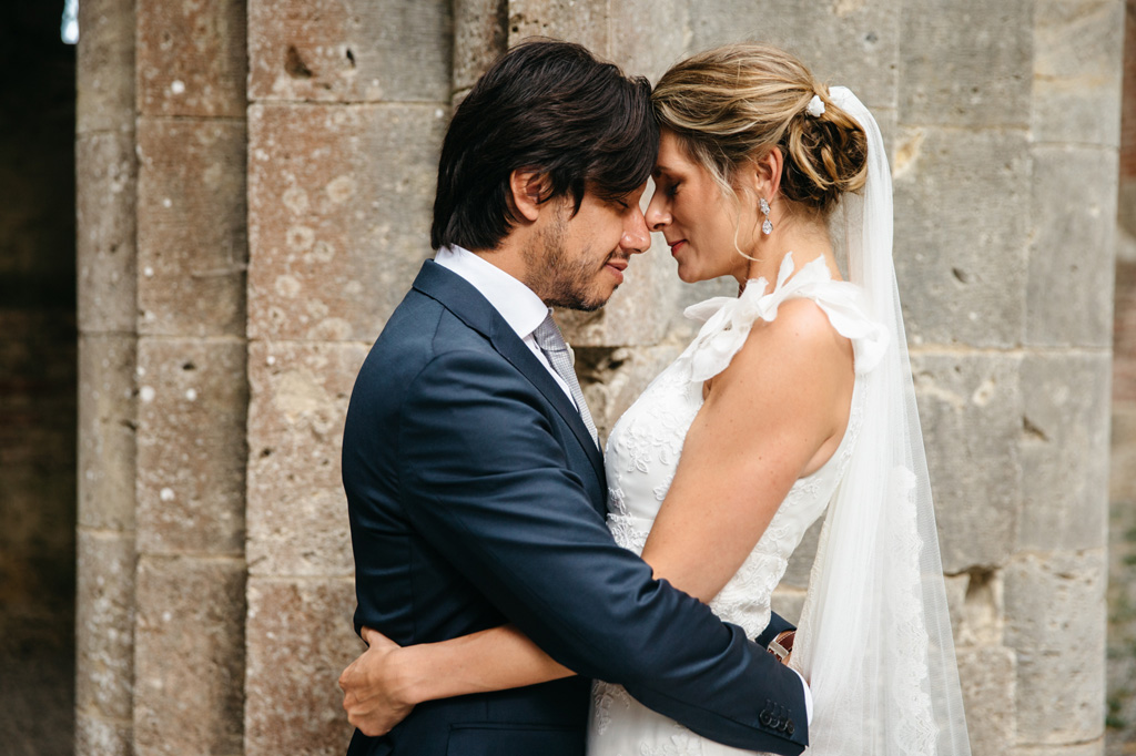 Fotografo Matrimonio Basilica San Galgano Toscana Foto di coppia degli sposi che si abbracciano