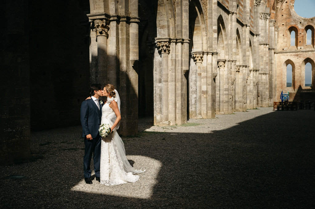 Fotografo Matrimonio Basilica San Galgano Toscana Gli sposi in una finestra di luce nell'Abbazia di San Galgano