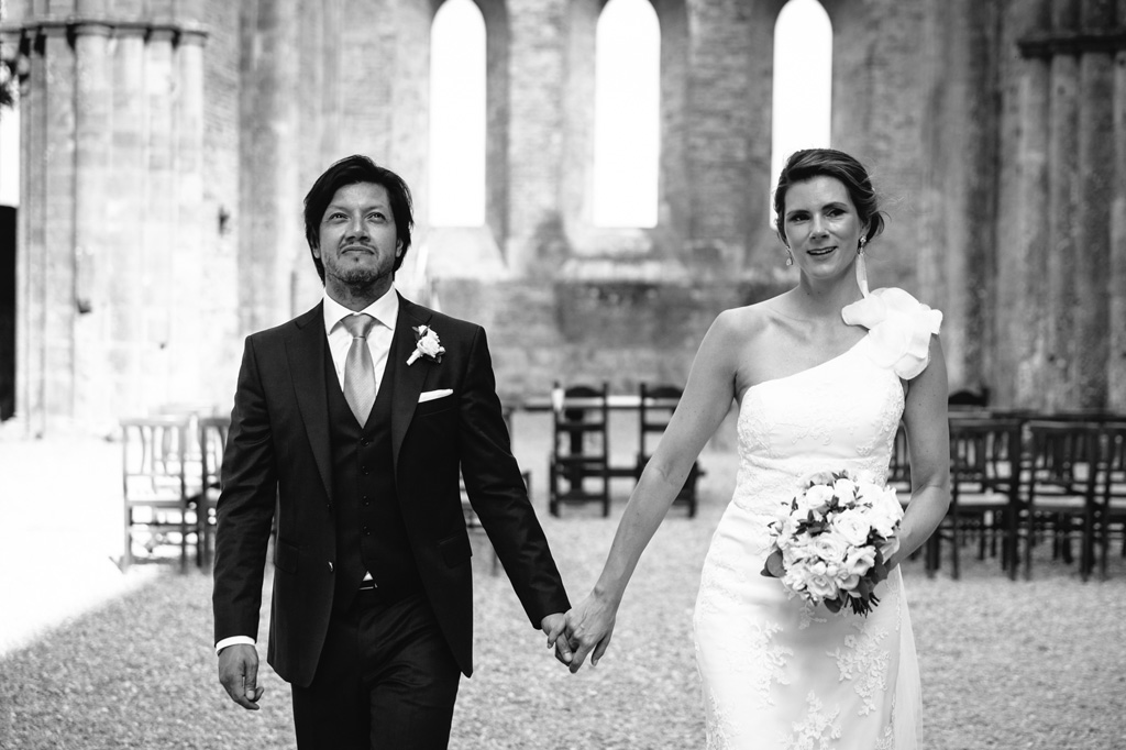 Fotografo Matrimonio Basilica San Galgano Toscana Gli sposi si dirigono verso l'uscita dell'Abbazia