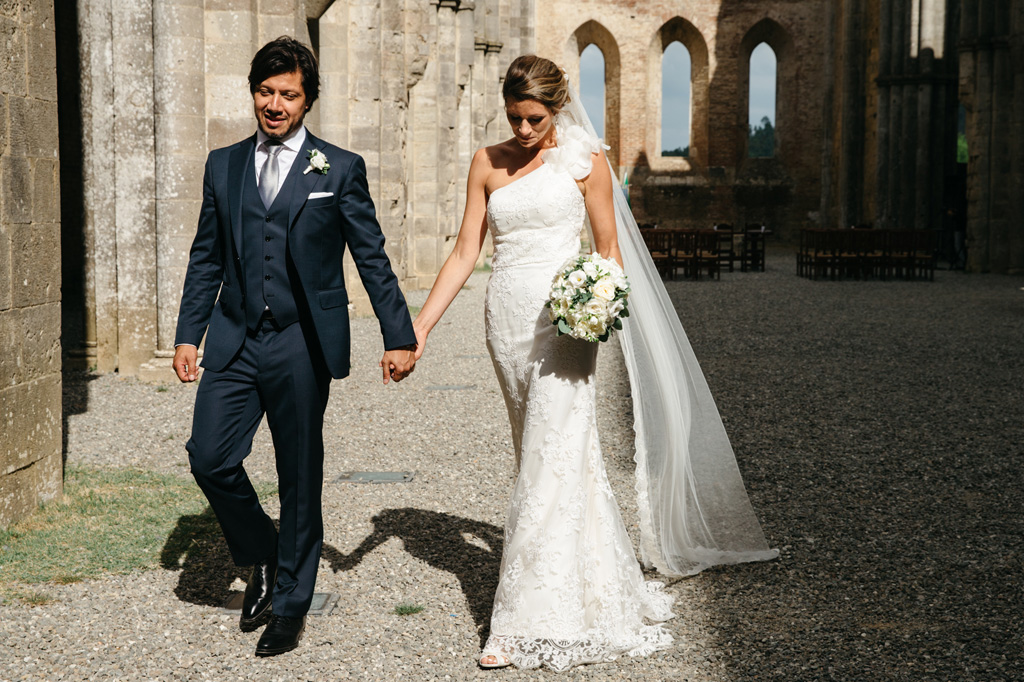 Fotografo Matrimonio Basilica San Galgano Toscana Gli sposi camminano mano nella mano nell'Abbazia