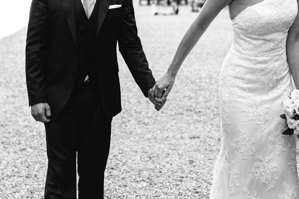 Fotografo Matrimonio Basilica San Galgano Toscana Gli sposi mano nella mano in bianco e nero