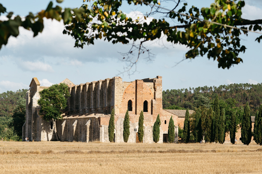 Fotografo Matrimonio Basilica San Galgano Toscana L'Abbazia di San Galgano immersa nella natura Toscana