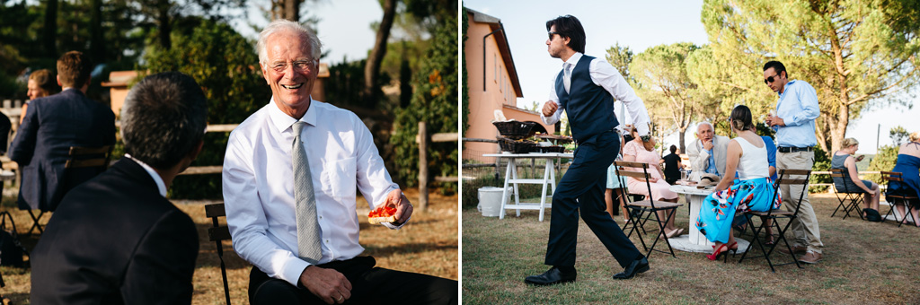 Fotografo Matrimonio Basilica San Galgano Toscana Padre della sposa, sposo e invitati chiacchierano nel giardino della Tenuta di Papena