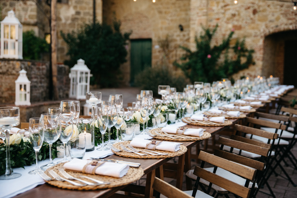 Fotografo Matrimonio Basilica San Galgano Toscana Tavolo pronto per la cena di nozze