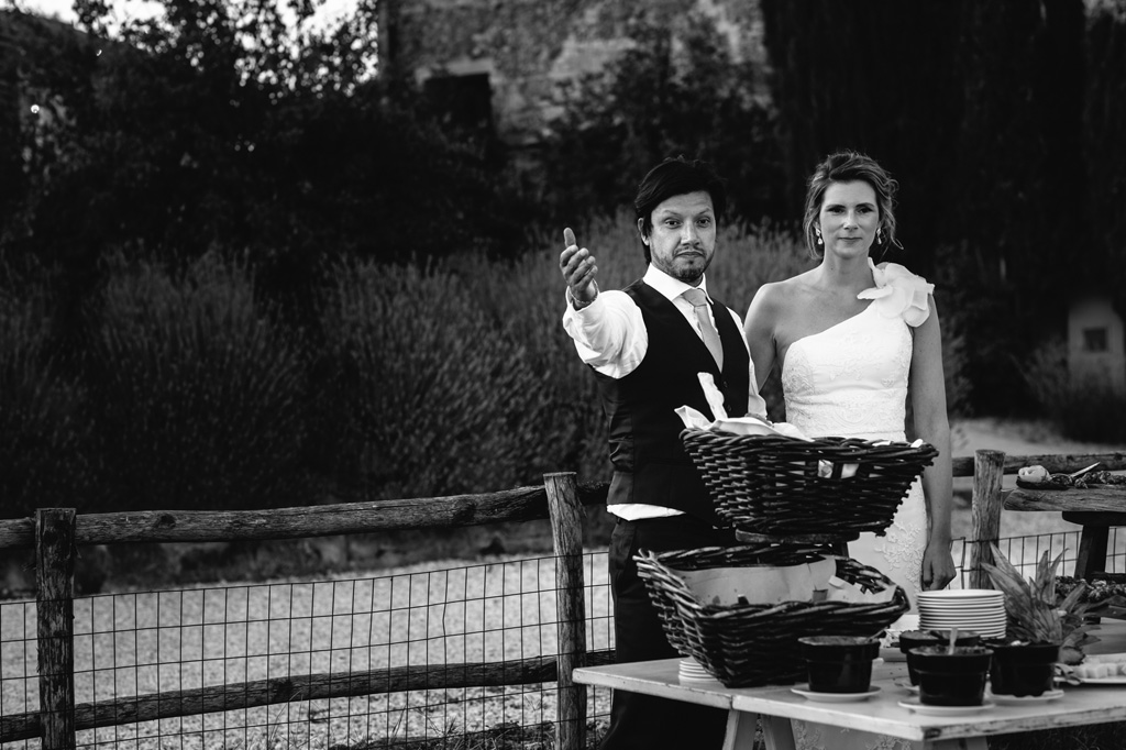 Fotografo Matrimonio Basilica San Galgano Toscana Gli sposi invitano gli ospiti a servirsi dal buffet