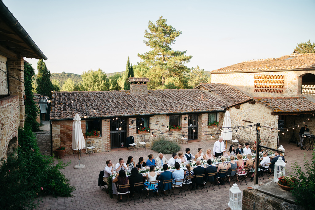 Fotografo Matrimonio Basilica San Galgano Toscana L'intero tavolo del matrimonio di Catherine e Carlos all'interno del cortile della Tenuta di Papena