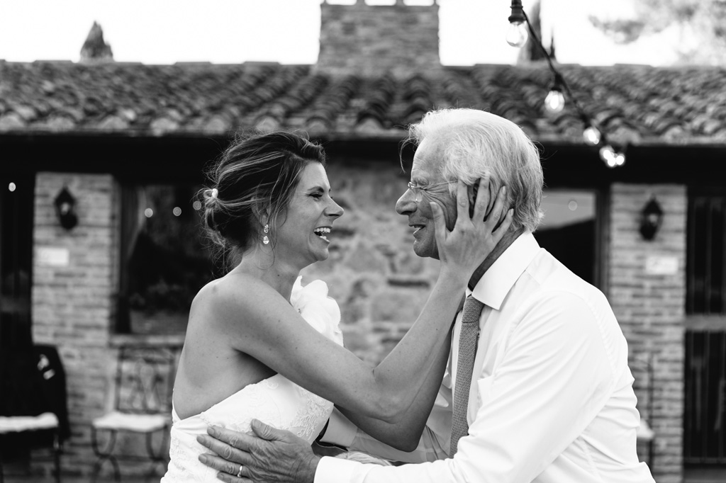 Fotografo Matrimonio Basilica San Galgano Toscana La sposa ringrazia con gioia il padre per il discorso