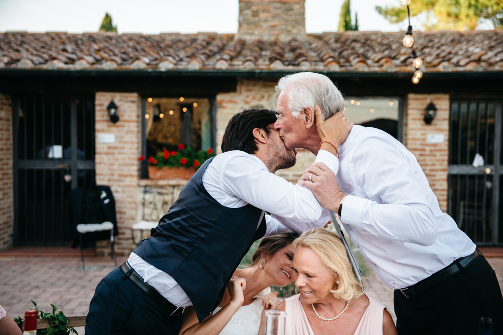 Fotografo Matrimonio Basilica San Galgano Toscana Lo sposo ringrazia il padre della sposa per il discorso