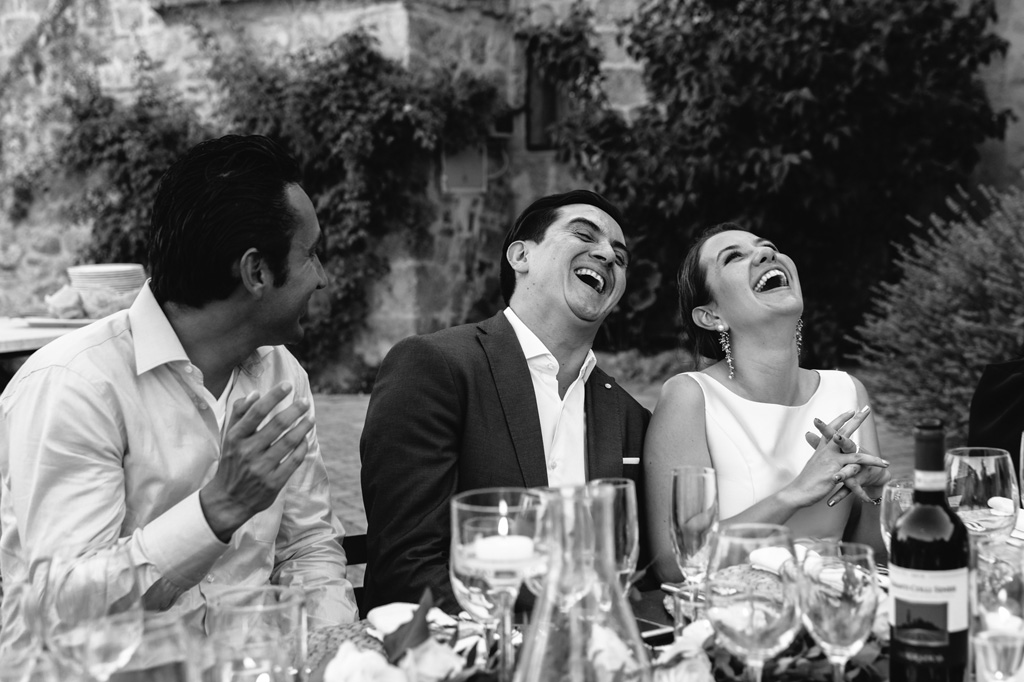 Fotografo Matrimonio Basilica San Galgano Toscana Risate durante la cena alla Tenuta di Papena
