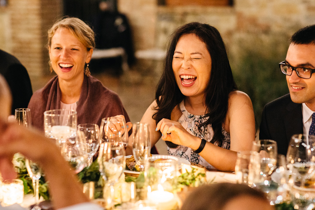 Fotografo Matrimonio Basilica San Galgano Toscana Gli invitati ridono durante la cena alla Tenuta di Papena