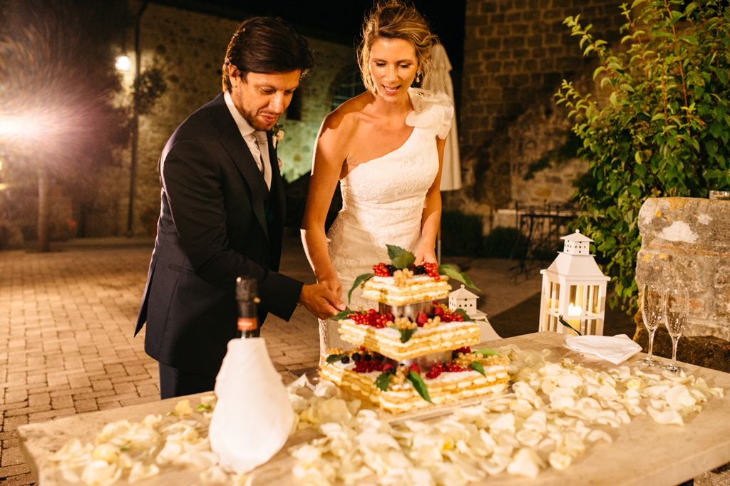 Fotografo Matrimonio Basilica San Galgano Toscana Carlos e Catherine tagliano la loro torta nuziale