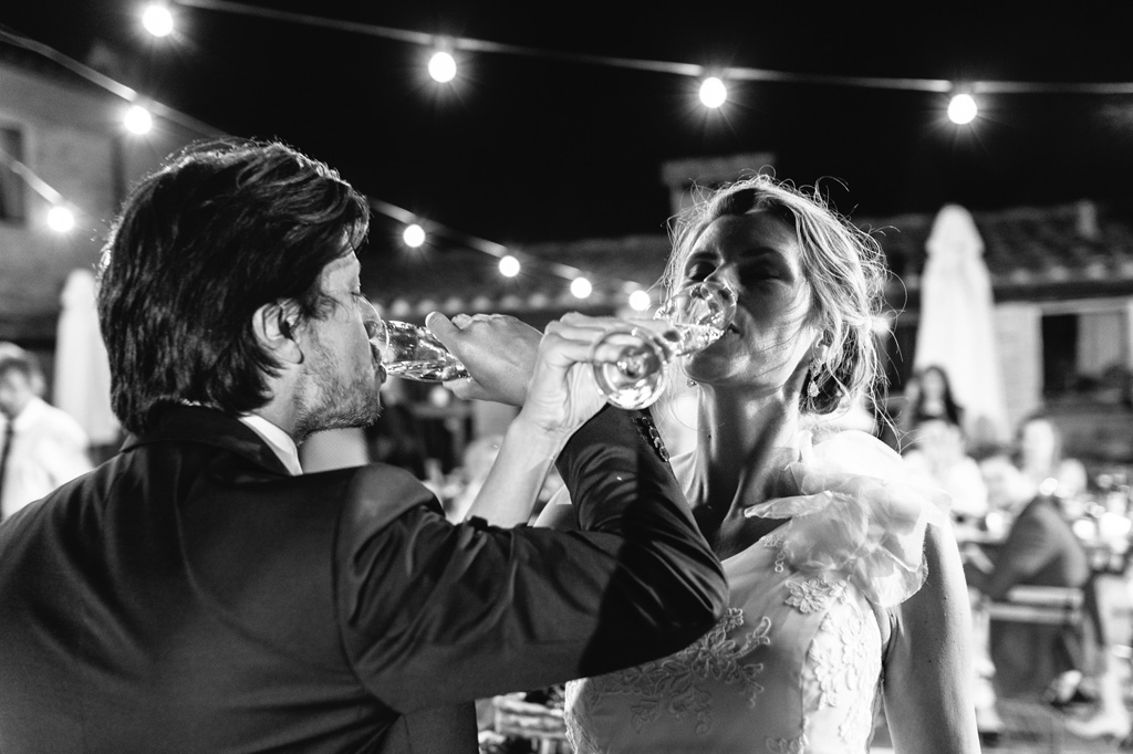 Fotografo Matrimonio Basilica San Galgano Toscana Gli sposi brindano e bevono lo champagne
