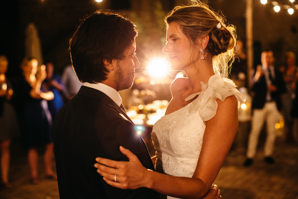 Fotografo Matrimonio Basilica San Galgano Toscana Gli sposi innamorati si guardano durante il loro primo ballo alla Tenuta di Papena