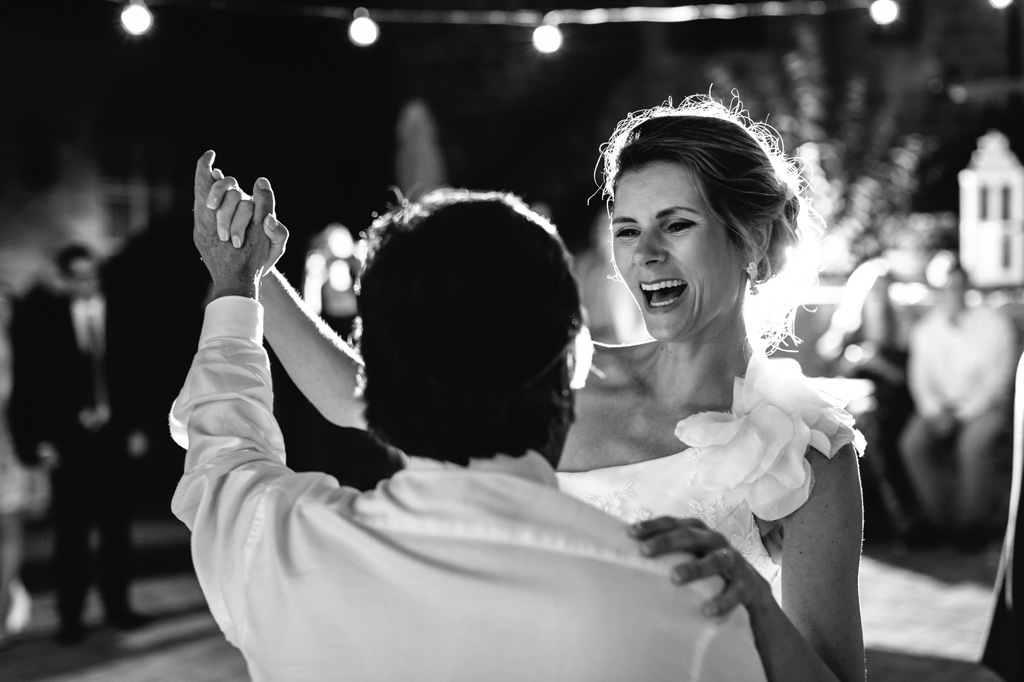 Fotografo Matrimonio Basilica San Galgano Toscana Gli sposi ridono mentre ballano insieme