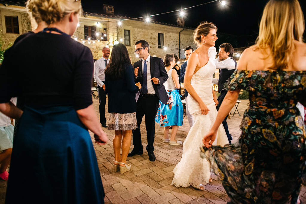 Fotografo Matrimonio Basilica San Galgano Toscana Sposi e invitati ballano alla Tenuta di Papena