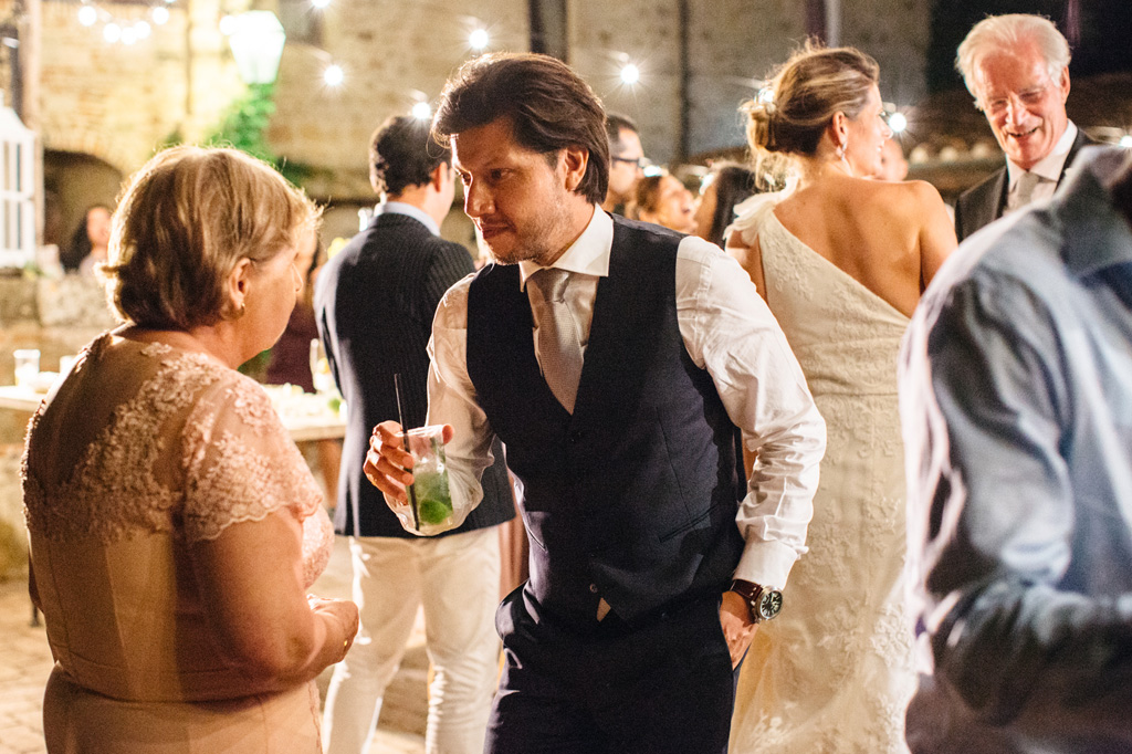 Fotografo Matrimonio Basilica San Galgano Toscana Lo sposo parla con la mamma durante i balli