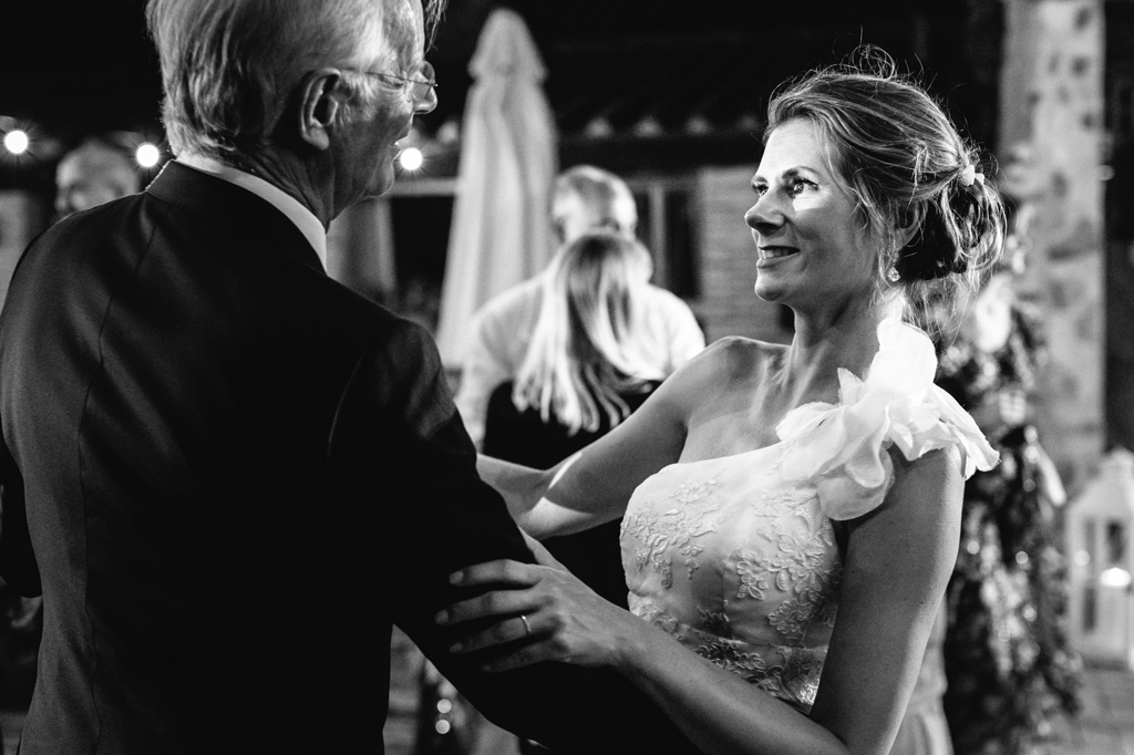 Fotografo Matrimonio Basilica San Galgano Toscana Il ballo della sposa con il padre