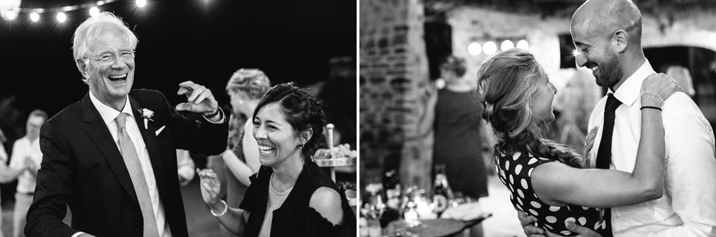 Fotografo Matrimonio Basilica San Galgano Toscana Il padre della sposa e gli invitati ballano divertendosi