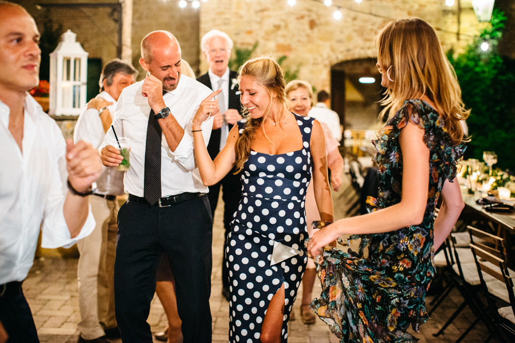 Fotografo Matrimonio Basilica San Galgano Toscana I balli del ricevimento di Carlos e Catherine alla Tenuta di Papena