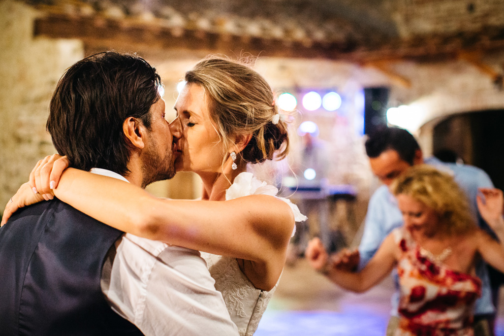 Fotografo Matrimonio Basilica San Galgano Toscana Gli sposi si baciano durante la splendida serata alla Tenuta di Papena