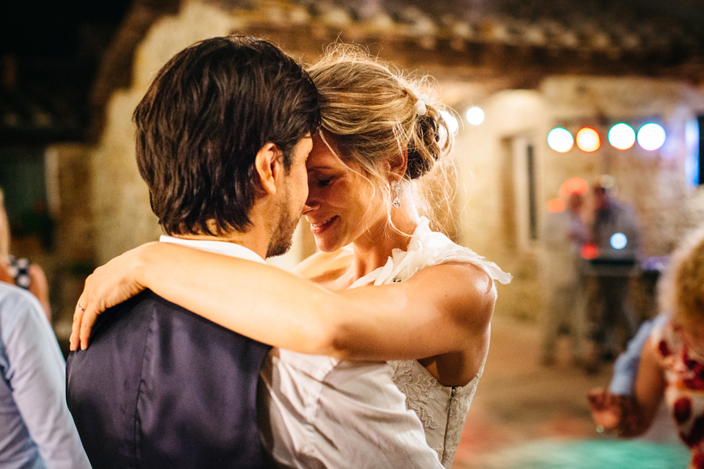 Fotografo Matrimonio Basilica San Galgano Toscana Gli sposi abbracciati durante i balli alla Tenuta di Papena