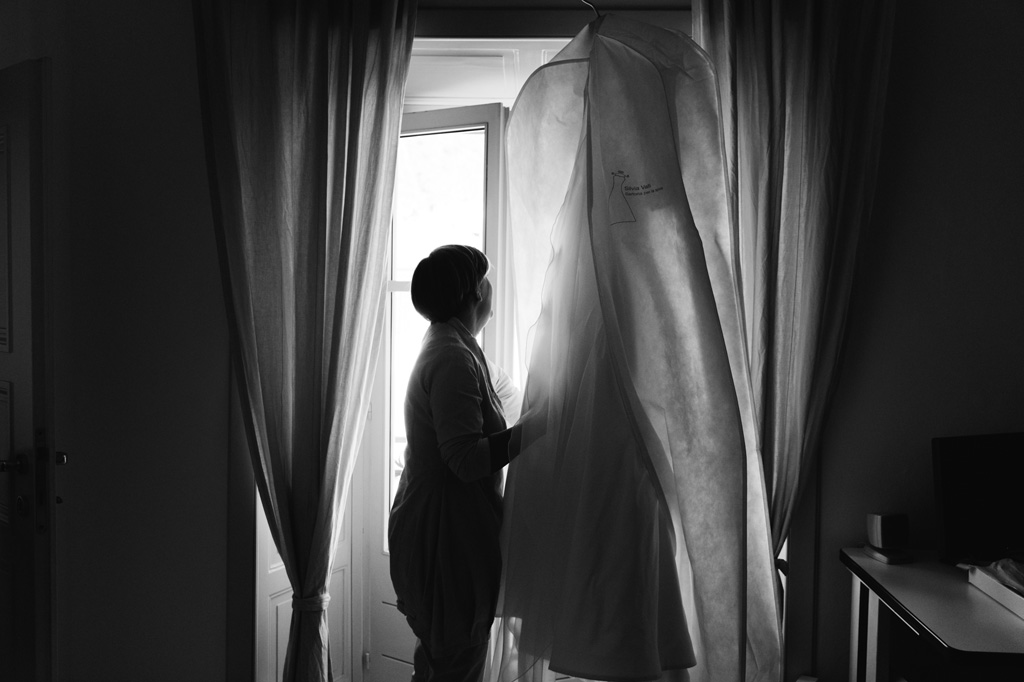 Wedding Photographer Como Lake L'abito della sposa appeso alla finestra