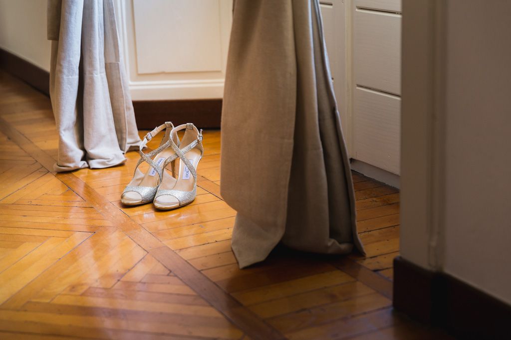 Wedding Photographer Como Lake Le scarpe della sposa alla luce della finestra