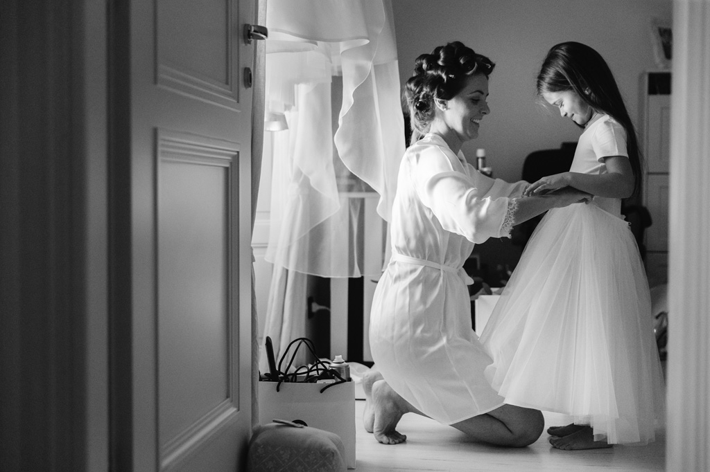Wedding Photographer Como Lake La sposa aiuta la nipotina a vestirsi