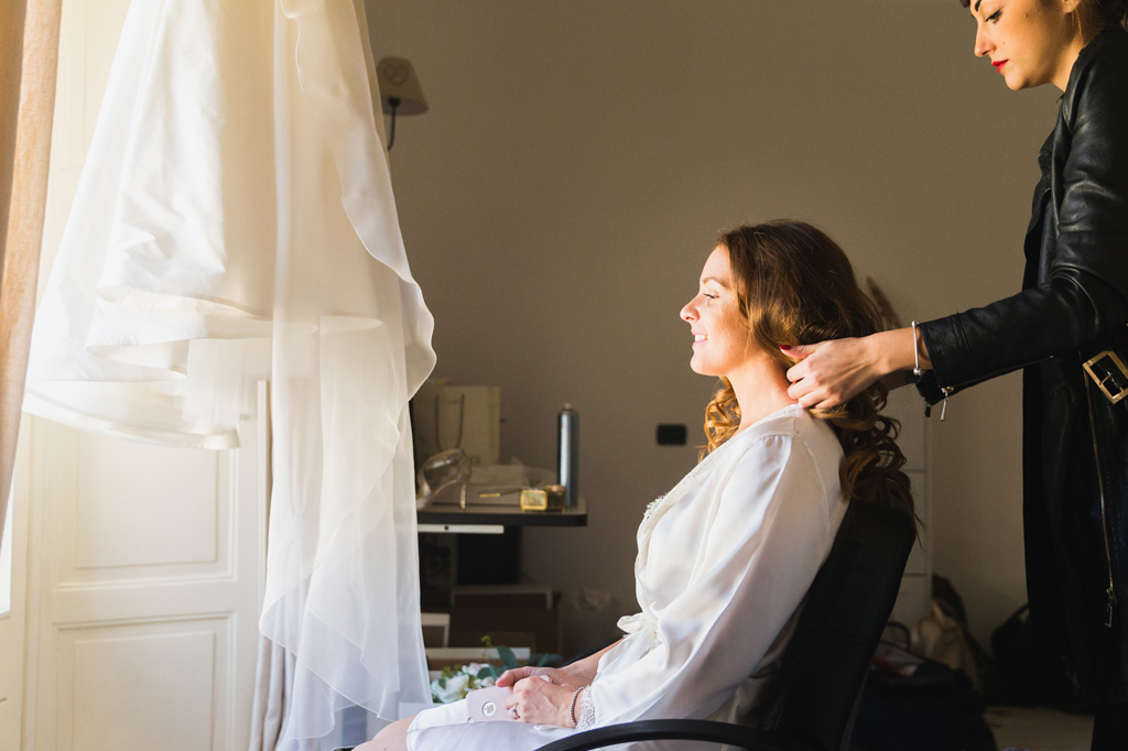 Wedding Photographer Como Lake La sposa seduta davanti alla finestra della sua casa di Como