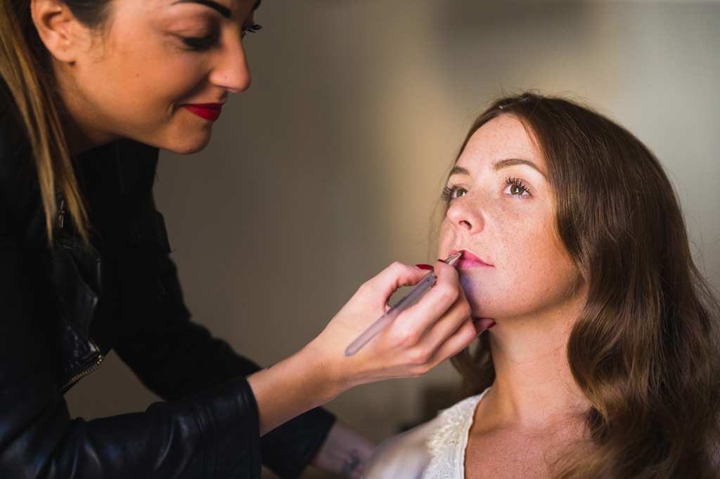 Wedding Photographer Como Lake Carola al trucco nella sua casa di Como